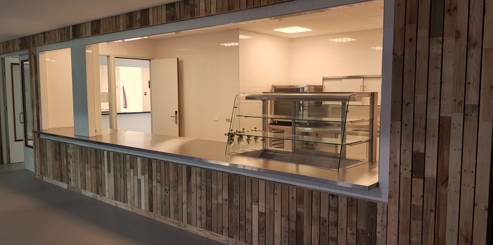 Uitgifte met koelbak en vitrine